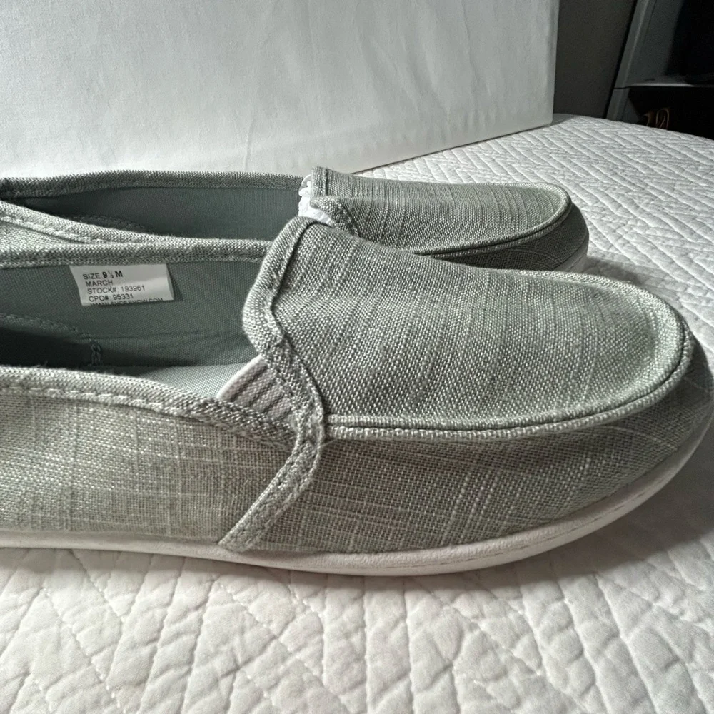 Aloha Island women’s slip on‎ canvas material shoes, size 9.5 light gray color